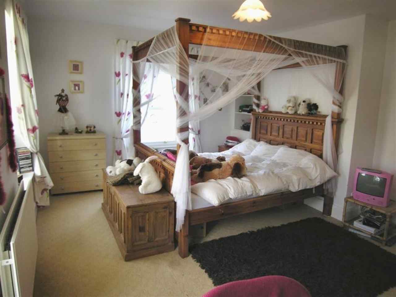 resized-2349823-bedroom 5.jpg